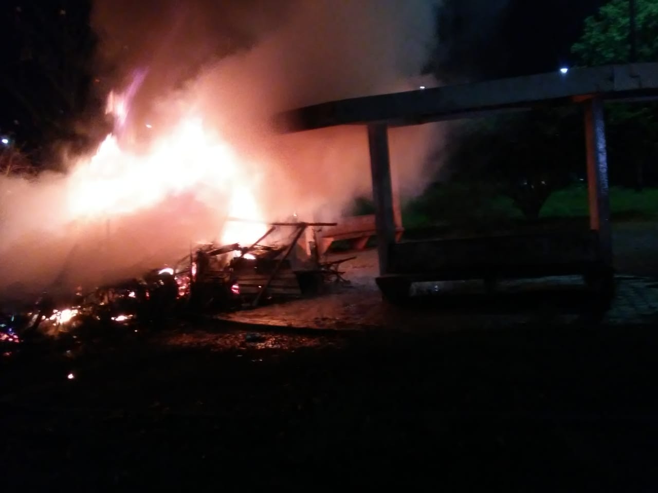 Morador de rua tem barraco incendiado em Manaus 