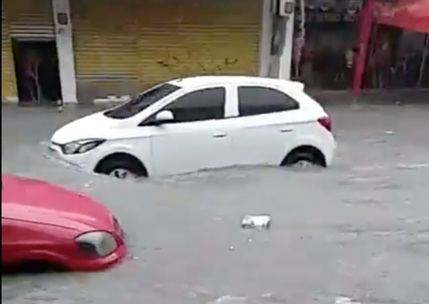 Vídeos: Forte chuva causa alagamentos e transtornos em Manaus 