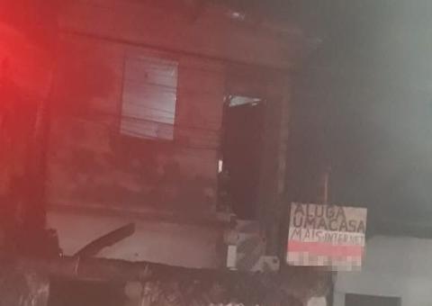 Incêndio atinge quitinete e causa pânico entre moradores em Manaus