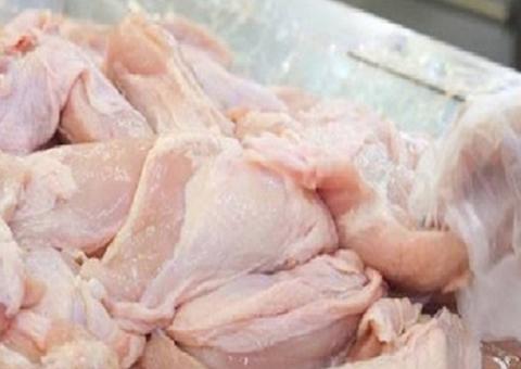 Vetado na Europa, frango com salmonela é revendido legalmente no Brasil