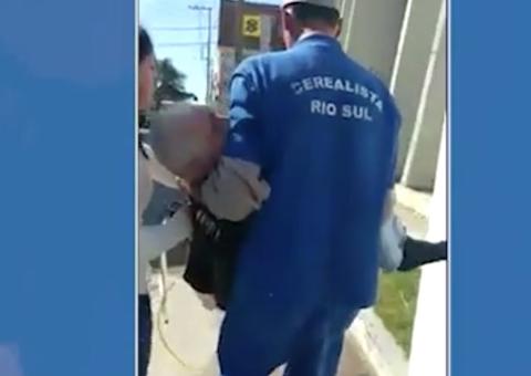 Idoso de 90 anos é carregado no colo até o banco para receber aposentadoria e morre um dia depois 