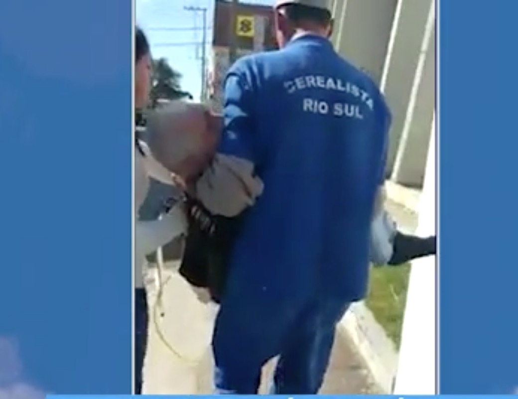 Idoso de 90 anos é carregado no colo até o banco para receber aposentadoria e morre um dia depois 