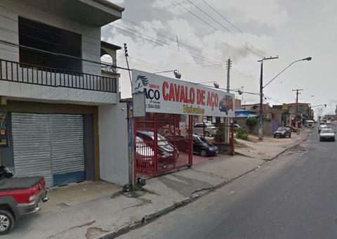 Duas pessoas são baleadas durante assalto à loja de carros em Manaus