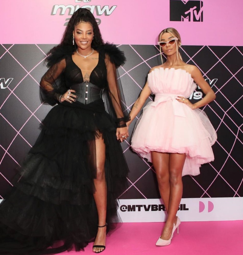 Ludmilla posa de mãos dadas com namorada no prêmio MTV Miaw