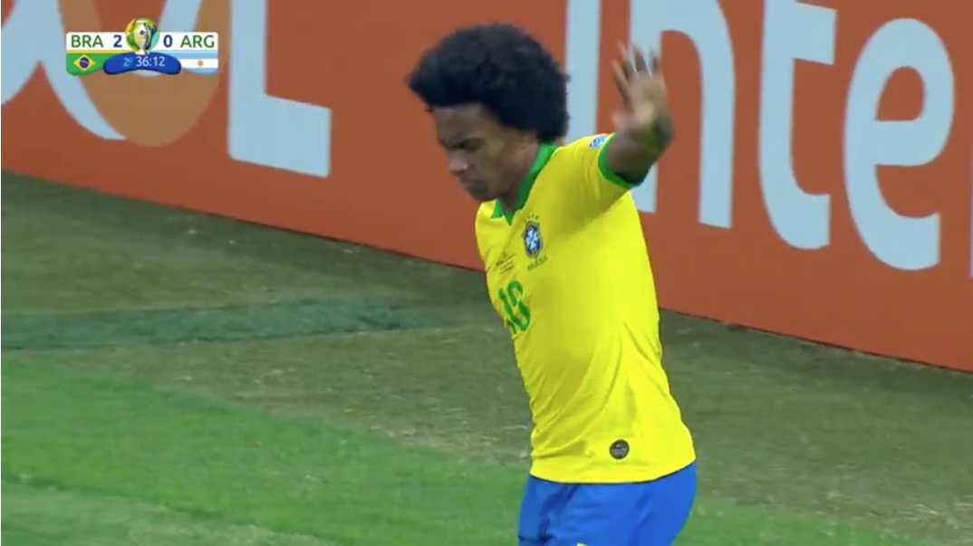 Com lesão na coxa direita, Willian fica fora da final da Copa América