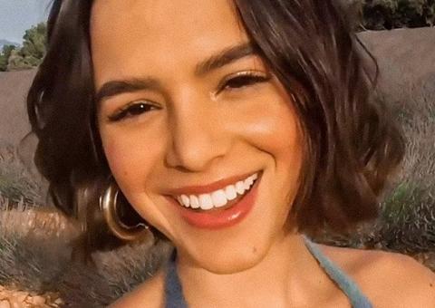 Curvas de Bruna Marquezine roubam a cena em tapete vermelho de premiação