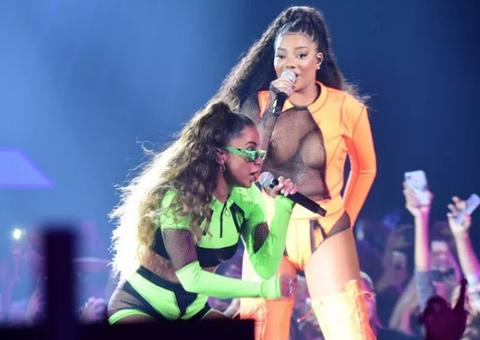 Em show juntas, Ludmilla deixa seios à mostra e Anitta treme o bumbum