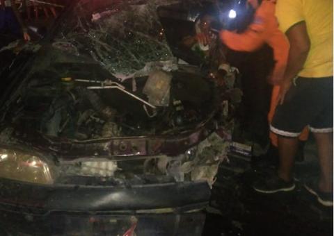 Ferido, motorista fica preso às ferragens após colisão entre carro e ônibus em Manaus 