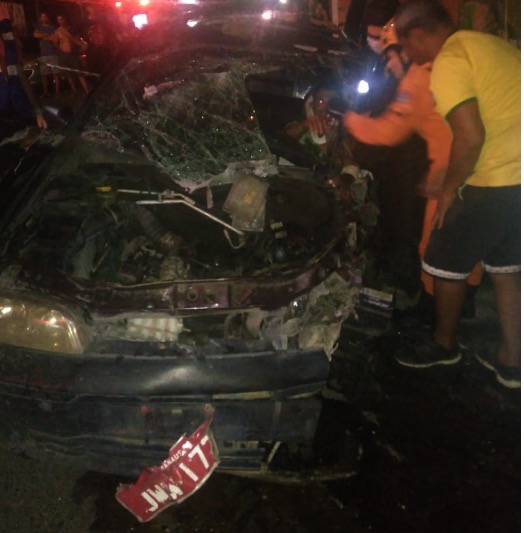 Ferido, motorista fica preso às ferragens após colisão entre carro e ônibus em Manaus 