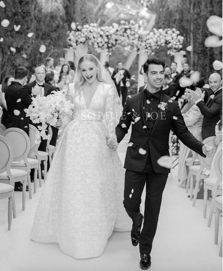 Sophie Turner e Joe Jonas divulgam foto do casamento em castelo na França