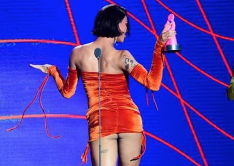Pabllo Vittar é traída pelo vestido e mostra demais no MTV Miaw