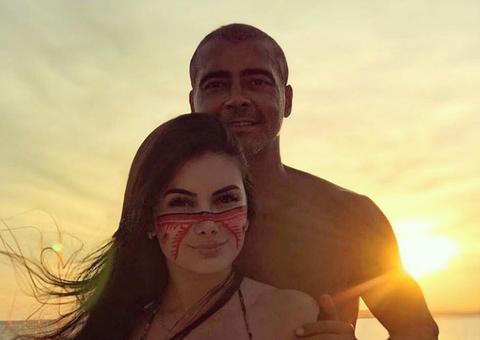 Sob pôr do sol no Rio Negro, namorada novinha de Romário se declara pra senador