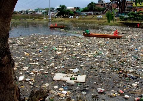 Limpeza de igarapés são intensificadas por conta da cheia em Manaus