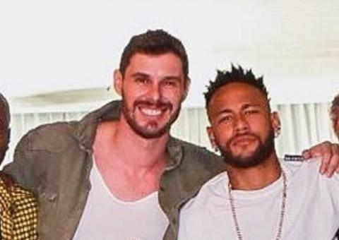 Neymar é atacado por mulher em banheiro de festa