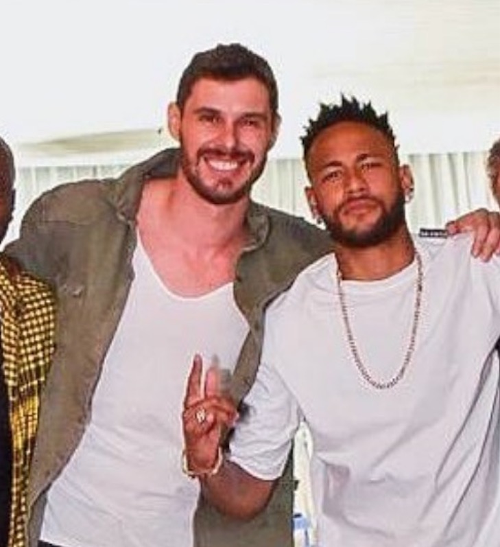 Neymar é atacado por mulher em banheiro de festa