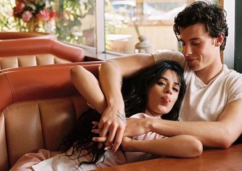 Após clipe sexy, Shawn Mendes e Camila Cabello são flagrados de mãos dadas
