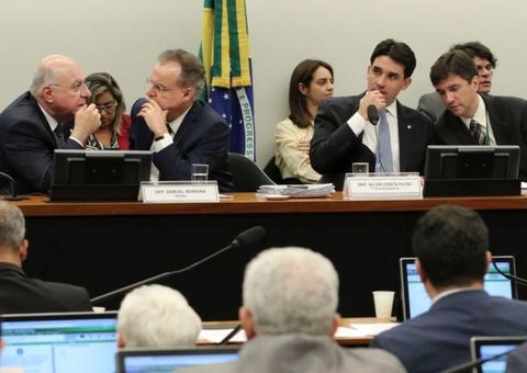 Comissão aprova destaque que retira citação a policiais militares e bombeiros da reforma