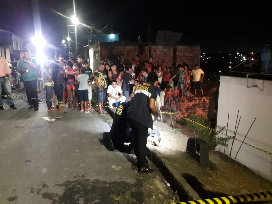 Homem é jogado de carro e executado a tiros em rua de Manaus