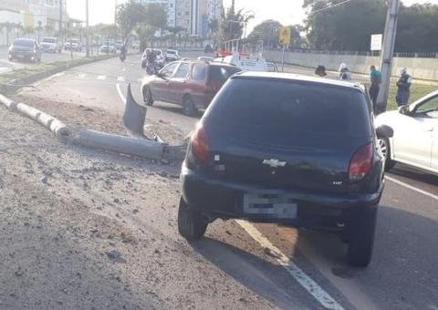 Carro desgovernado derruba poste e deixa trânsito complicado em avenida de Manaus