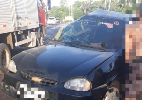 Em Manaus, motorista fica ferido ao perder direção de carro e colidir com caminhão 