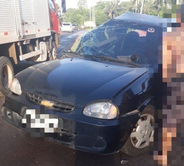 Em Manaus, motorista fica ferido ao perder direção de carro e colidir com caminhão 