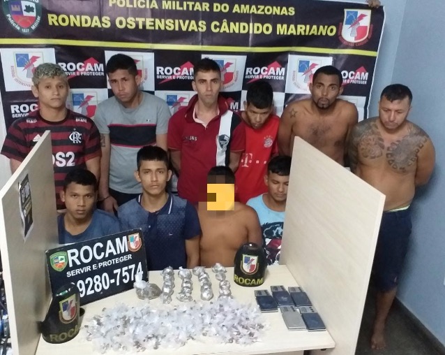Dez pessoas são presas ao serem flagradas embalando drogas dentro de casa em Manaus