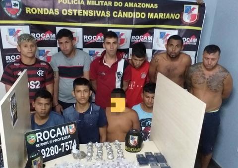 Dez pessoas são presas ao serem flagradas embalando drogas dentro de casa em Manaus