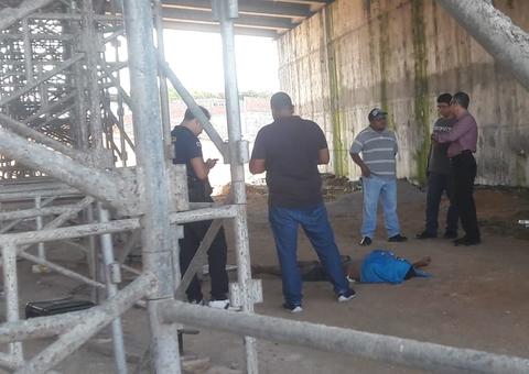 Em Manaus, homem é morto com pauladas na cabeça em obra de viaduto