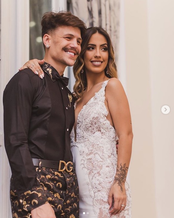 Esperando filho de Saulo Poncio, Gabi Brandt dá entrada em maternidade