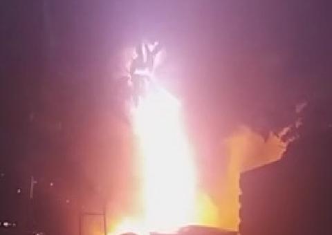 Casa pega fogo em Manaus e incêndio deixa vizinhos desesperados; assista