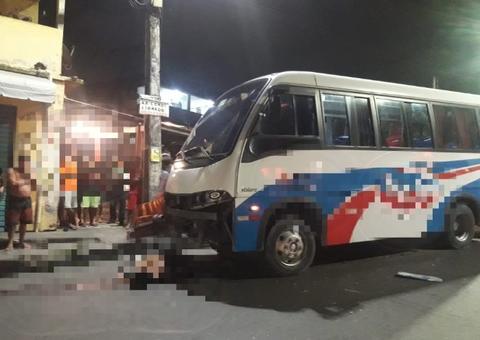 Após ser arrastado por micro-ônibus, homem morre e amigo fica ferido em Manaus