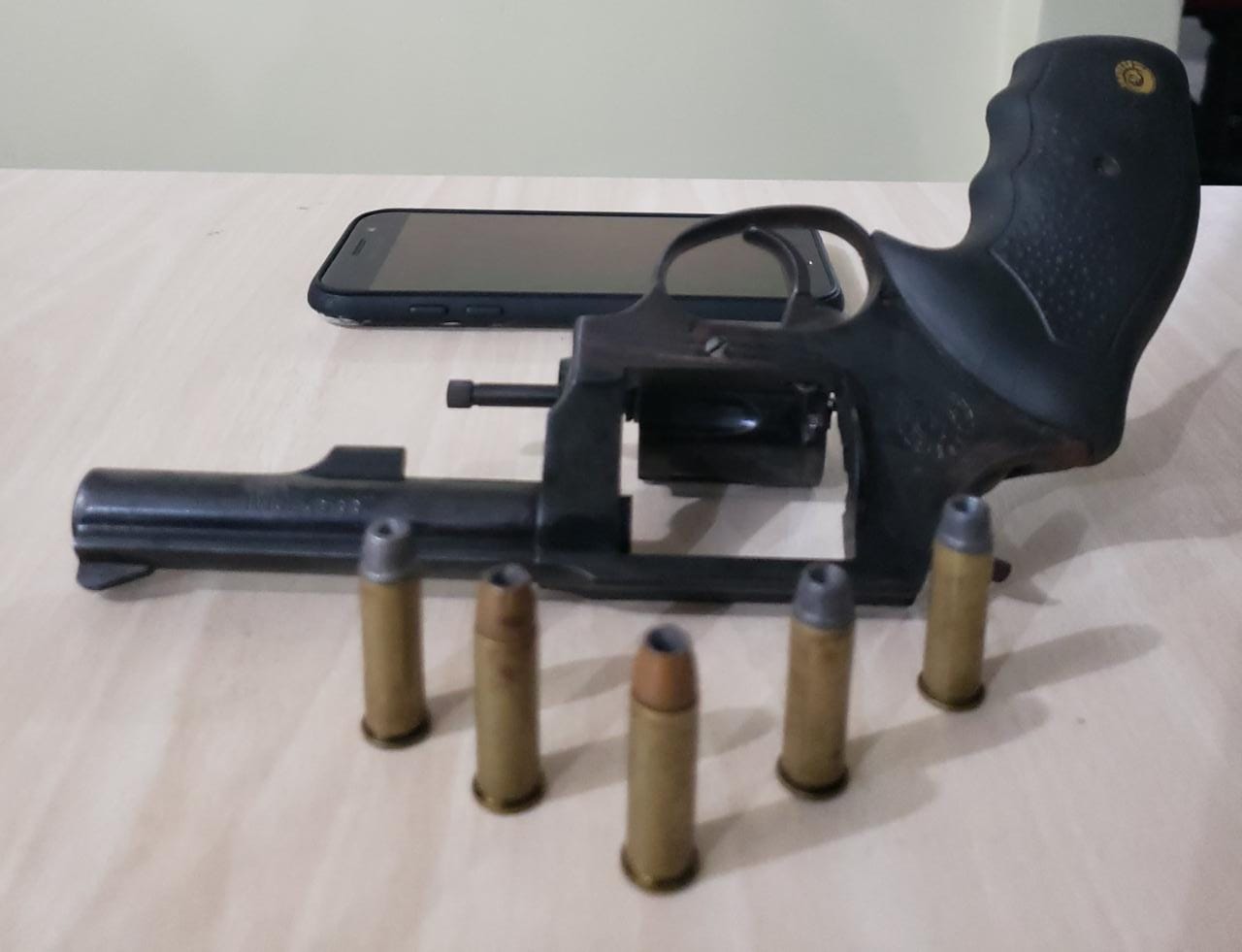 Atrapalhados, assaltantes em fuga despencam de escada e acabam presos em Manaus