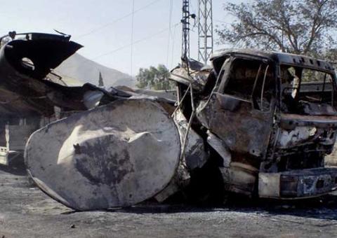Motorista morre em explosão após caminhão-tanque tombar em estrada