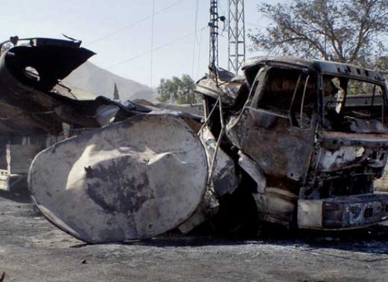 Motorista morre em explosão após caminhão-tanque tombar em estrada