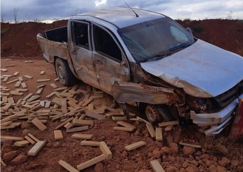 Polícia apreende quase 1 tonelada de maconha após picape cair em buraco