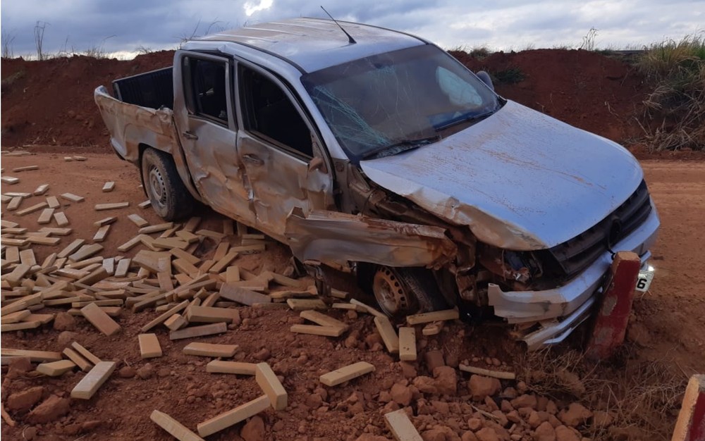 Polícia apreende quase 1 tonelada de maconha após picape cair em buraco
