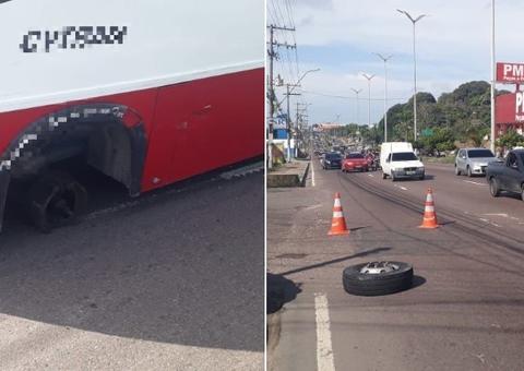 Roda de micro-ônibus se solta e por pouco não causa acidente em avenida de Manaus