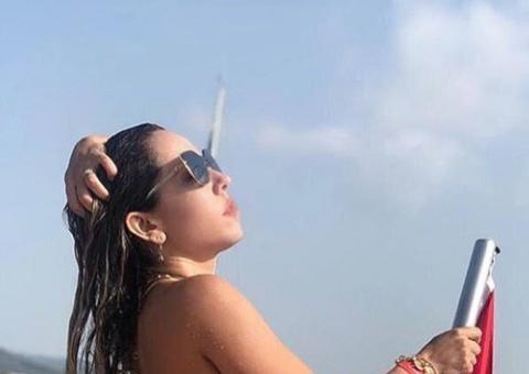 Em Ibiza, Mulher Melão posa de topless: 'agora sim, bem à vontade'