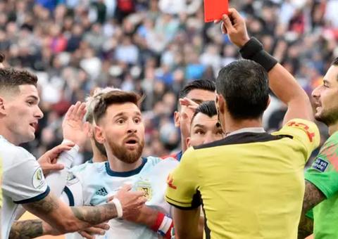 Messi é expulso após levar peitadas de chileno e torcida reclama de injustiça 