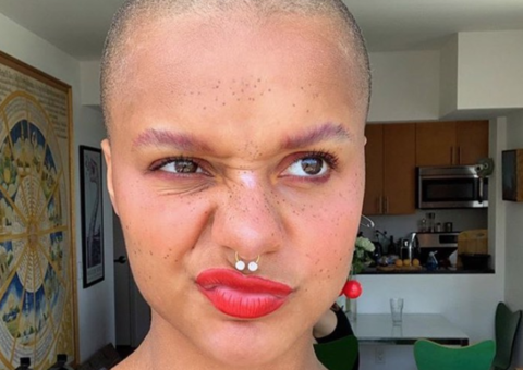 Digital Influencer fica careca em ‘live' após misturar químicas no cabelo em casa