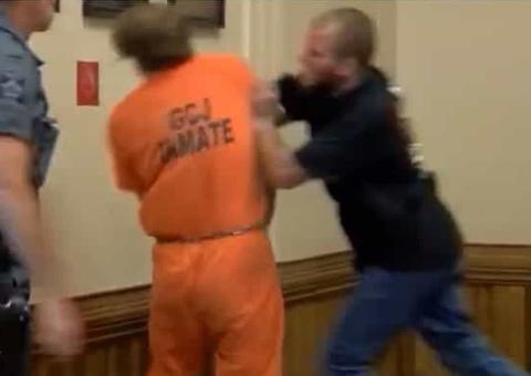 Homem que matou filho de três meses é agredido no tribunal