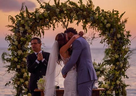 Jogador de basquete Leandrinho se casa com modelo em cerimônia na praia