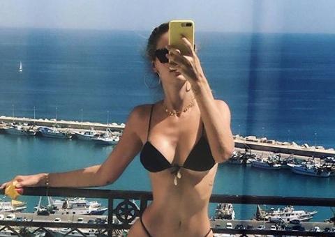 Yasmin Brunet mostra cinturinha surreal de biquíni e é elogiada por Marquezine e Marina  