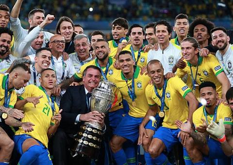 Entre vaias e aplausos, Jair Bolsonaro participa da premiação da Copa América
