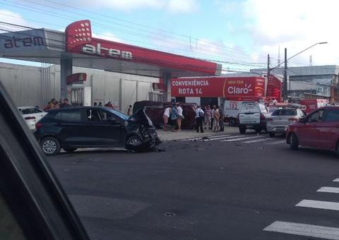 Criança e mais duas pessoas ficam feridas em acidente grave em Manaus