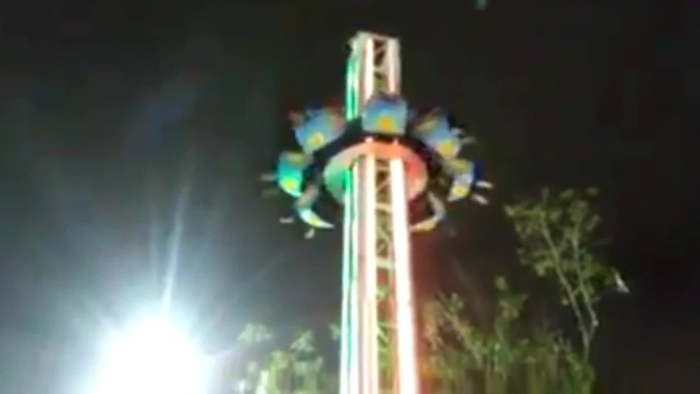 Cabo de aço de brinquedo se rompe e deixa feridos em parque 