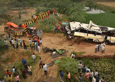 Ônibus sai da estrada, cai em rio e deixa 29 mortos na Índia
