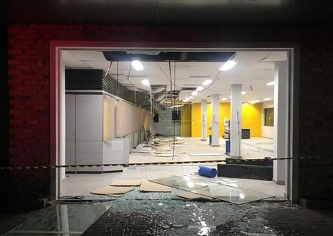 Policiais trocam tiros com 15 criminosos após explosão em agência bancária