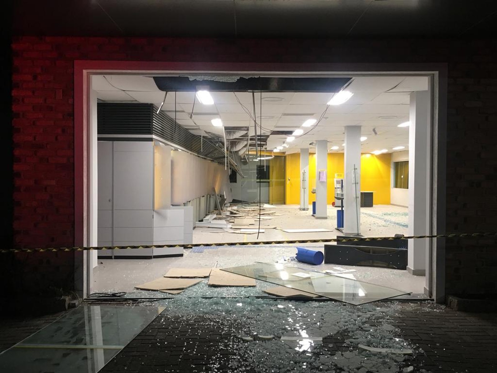 Policiais trocam tiros com 15 criminosos após explosão em agência bancária