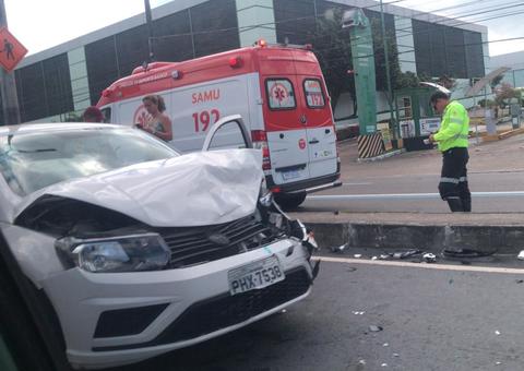 Em Manaus, acidente deixa um ferido na avenida Constatino Nery